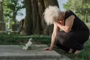 Historia dnia: Kobieta odwiedza grób synowej na cmentarzu rok po śmierci swojego syna.