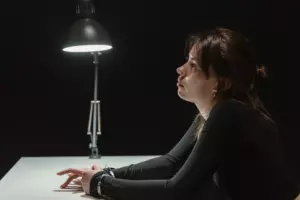 Historia dnia: Kobieta odwiedza grób synowej na cmentarzu rok po śmierci swojego syna.