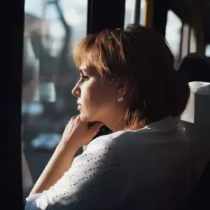 Podczas gdy moja siostra przejęła dom i wykluczyła mnie, nasz zmarły ojciec zostawił mi tylko pasiekę. Jednak jedna z uli skrywała tajemnicę, która zmieniła wszystko — dzisiejsza historia.