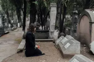 Niewidoma starsza kobieta poprosiła mnie, żebym odprowadził ją do domu — następnego dnia jej synowie pojawili się u mnie w domu z policją