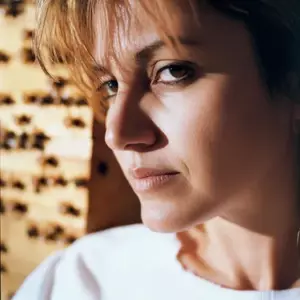 Podczas gdy moja siostra przejęła dom i wykluczyła mnie, nasz zmarły ojciec zostawił mi tylko pasiekę. Jednak jedna z uli skrywała tajemnicę, która zmieniła wszystko — dzisiejsza historia.