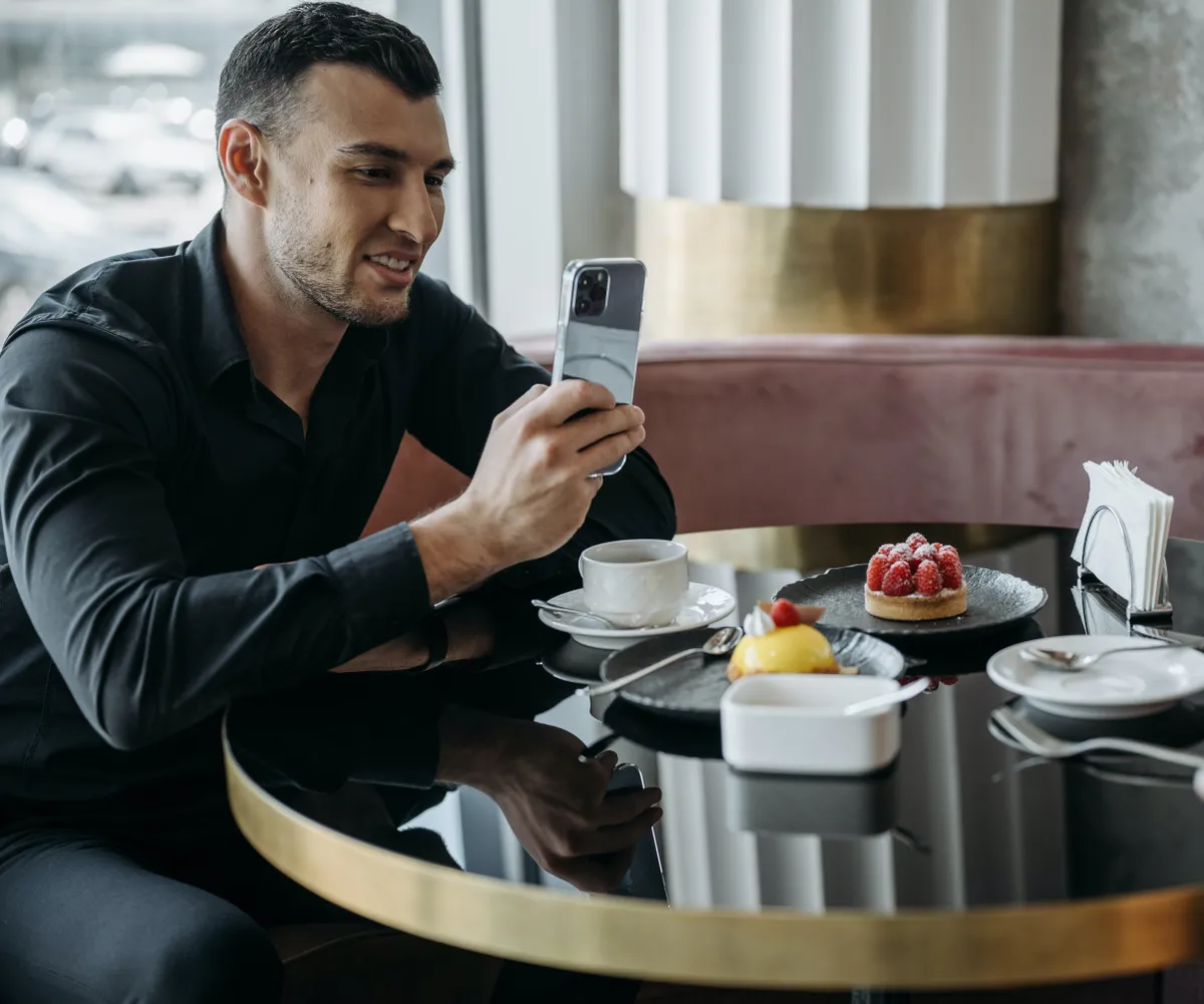Syn doprowadza starszą matkę na wózku inwalidzkim do płaczu w restauracji, przeprasza, gdy wkracza właściciel - Historia dnia
