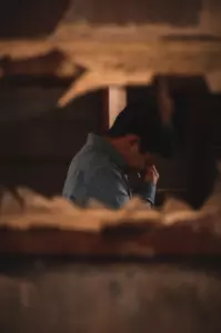Historia dnia: Syn, który nie widział swojej matki od lat, przyjeżdża, aby znaleźć jej dom zniszczony.