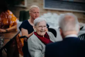 Historia dnia: Po tym, jak menedżer restauracji odprawia starszą kobietę, która błaga o schronienie, następnego dnia widać ją siedzącą z właścicielem.
