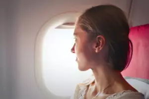 Historia dnia: Milioner śmieje się z biednej kobiety z trojgiem dzieci w klasie biznesowej, aż pilot go powstrzymuje.
