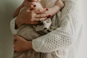 Każdego wieczoru mój mąż zabierał nasze dziecko na spacer. Pewnej nocy zapomniał telefonu, więc poszłam za nim i dowiedziałam się, dlaczego.