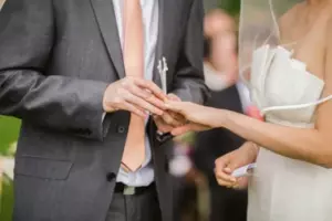 Wysłałem zaproszenia ślubne do moich trzech najbliższych przyjaciół z naszą fotografią z moim narzeczonym, ale wszyscy nagle przestali odpowiadać.