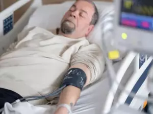 Aby uratować mojego ojca, udawałam narzeczoną nieznajomego, ale nigdy nie spodziewałam się, że zakocham się w niewłaściwym bracie — Historia dnia