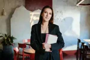 Aby uratować mojego ojca, udawałam narzeczoną nieznajomego, ale nigdy nie spodziewałam się, że zakocham się w niewłaściwym bracie — Historia dnia