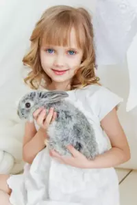 Moja pasierbica zadzwoniła do mnie płacząc i błagając, żebym ją odebrał z domu jej ojca. To, co zobaczyłam po przyjeździe, sprawiło, że zbladłam
