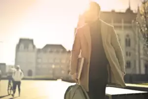 Mężczyzna wyśmiewa bezrobotną żonę za to, że nic nie robi: znajduje notatkę, gdy zabiera ją karetka - Historia dnia