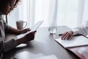 Zrozpaczona matka chce adoptować, widzi w agencji adopcyjnej dziewczynkę, która jest uderzająco podobna do jej zmarłej córki - Historia dnia