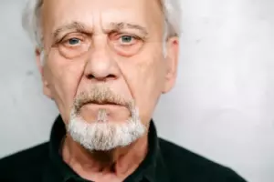 Biedny owdowiały ojciec przyjmuje w deszczową noc dwie zaginione siostry bliźniaczki, nie zdając sobie sprawy, że dziewczynki należą do jednej z najbogatszych rodzin w stanie.