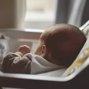 Zaczęłam podejrzewać męża po porodzie – ale przypadkowo zobaczyłam przyczynę na monitorze dla niemowląt