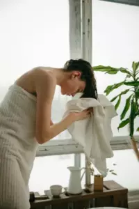 Przyłapałam nianię moich dzieci wychodzącą spod prysznica, gdy mój mąż był w domu, więc następnego dnia włączyłam ukrytą kamerę.