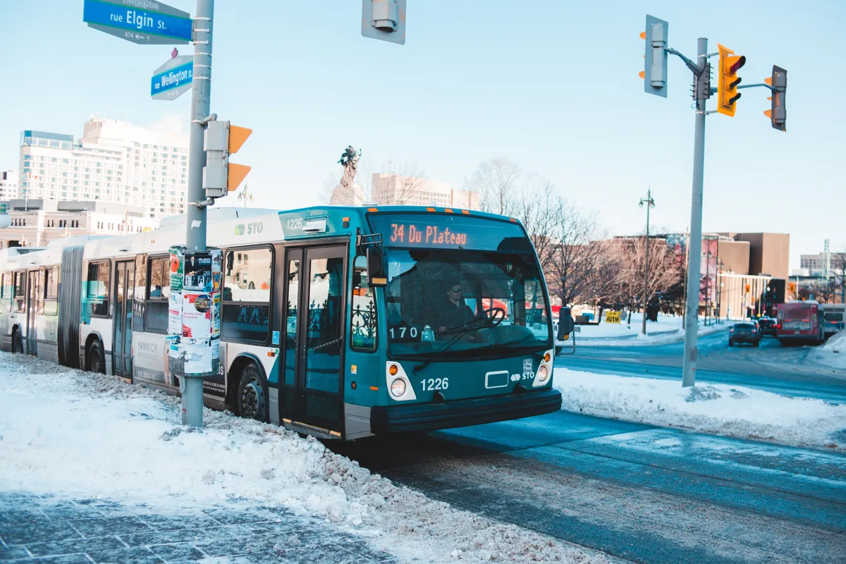 Pasażerowie autobusu atakują chłopca, który nie chciał ustąpić miejsca starszej kobiecie: kierowca go broni - Historia dnia