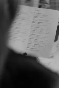 Mężczyzna umawia się ze swoją sekretarką, nie wiedząc, że za nimi siedzi jego żona