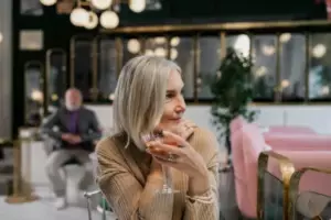 Jakaś kobieta powiedziała coś głośno przez głośnik w restauracji, poplamiła sukienkę mojej mamy i powiedziała po prostu: „Ups!” — ale nie dałam temu spokoju.