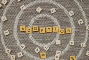 „Wczoraj były moje urodziny”: Mój adoptowany syn rozpłakał się przed swoim tortem urodzinowym – Historia dnia