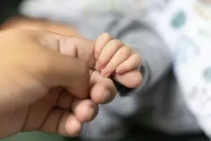 Była żona mojego męża zostawiła na naszym ganku pudełko „dla dzieci” na Dzień Matki – ale to, co znalazłam w środku, sparaliżowało mnie