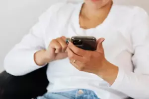 Mój mąż powiedział mi, żebym zaczęła chodzić do pracy pieszo, żeby „oszczędzać benzynę” – okazało się, że wysyłał pieniądze swojej byłej, żeby ukryć o wiele mroczniejszy sekret