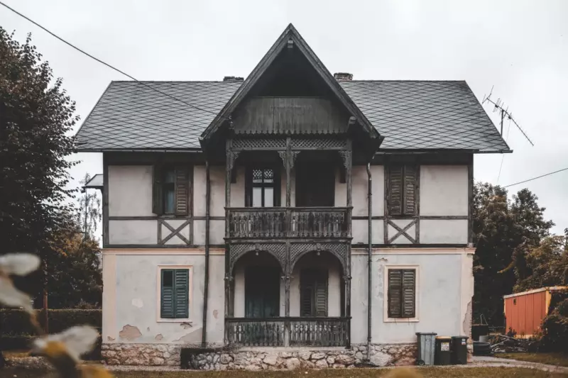 Kobieta śledzi chłopca, który codziennie zabiera resztki z jej restauracji - Historia dnia