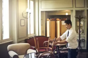 Kierownik restauracji wyrzuca starszą kobietę, która prosi o schronienie, widzi ją siedzącą z właścicielem następnego dnia - Historia dnia
