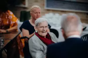 Kierownik restauracji wyrzuca starszą kobietę, która prosi o schronienie, widzi ją siedzącą z właścicielem następnego dnia - Historia dnia