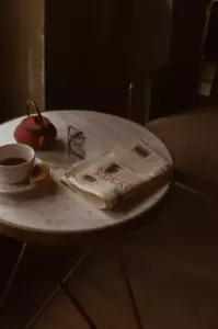 Kierownik restauracji wyrzuca starszą kobietę, która prosi o schronienie, widzi ją siedzącą z właścicielem następnego dnia - Historia dnia