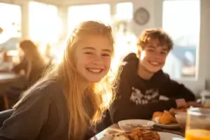 Pędząc do biura swojego szefa, aby zmierzyć się z karą za nieudaną umowę, dozorca zatrzymał się, aby uratować zagubionego małego chłopca. Ale kiedy w końcu weszła do biura - wszyscy zamilkli.