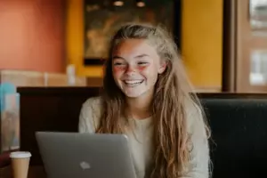 Mój chłopak zostawił mnie, gdy byłam w ciąży, ponieważ jego matka mnie nie lubiła. Wychowuję syna sama przez 17 lat. Dzisiaj wpadłem na jego matkę. Rozpłakała się. "Przepraszam," wyszeptała, jej głos drżał, "Szukałam cię przez te wszystkie lata.