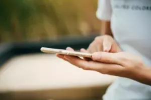 Kobieta zaprasza mężczyznę, którego poznała w sieci, do swojego domu, znajduje jego zdjęcie na cmentarzu przed swoim przybyciem - Historia dnia