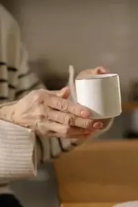 Moja przyszła teściowa poprosiła mnie, abym „zachował” odziedziczoną przez nią biżuterię i wybrał jedną na prezent ślubny. Wtedy w moich drzwiach pojawiła się policja.