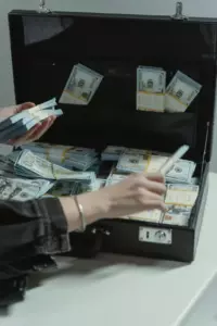 Moi teściowie dowiedzieli się, że odziedziczyłem 500 000 dolarów po mojej zmarłej matce. Traktowali mnie jak swój osobisty bankomat, dopóki nie dałem im nauczki