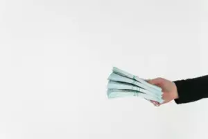 Moi teściowie dowiedzieli się, że odziedziczyłem 500 000 dolarów po mojej zmarłej matce. Traktowali mnie jak swój osobisty bankomat, dopóki nie dałem im nauczki