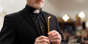 Ksiądz odprawiający pogrzeb bogatej kobiety pochylił się nad jej trumną. To, co zobaczył, wprawiło go w całkowite osłupienie.