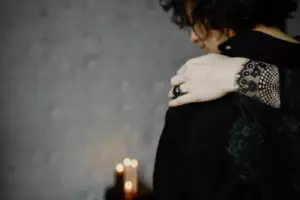 Starsza kobieta wierzy, że jej mąż zginął w pożarze, ale wiele lat później przypadkowo widzi go z młodą kobietą - Historia dnia