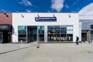 Kupiłam sukienkę na bal maturalny za 12 dolarów w sklepie z używaną odzieżą – w środku była notatka, która zmieniła trzy życia na zawsze