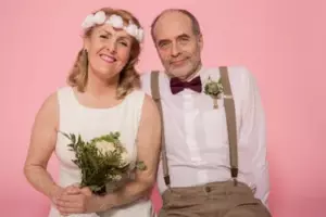 Mój ojczym twierdzi, że nigdy nie je tego samego dwa razy i że moja mama powinna codziennie przygotowywać świeże jedzenie – więc dałam mu sygnał, żeby się obudził.