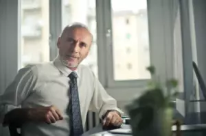 Mężczyzna idzie do pracy i zapomina telefonu komórkowego w domu; żona słyszy pocztę głosową, w której dziecko mówi „Cześć, tato” - Historia dnia