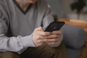 Kilka dni po naszym ślubie mój nowy mąż mnie oszołomił: „Twoją pensję oddamy mojej matce. Ona nauczy cię, jak ją właściwie wydawać!”