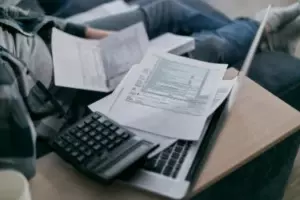Jako wdowa po trójce dzieci, walczyłam o znalezienie pracy, aż otrzymałam list z zaproszeniem do luksusowej nieruchomości bez żadnego wyjaśnienia — Historia dnia