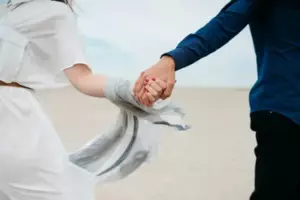Mój były mąż przyszedł wczoraj do mnie z kopertą. Teraz nie chcę już nigdy widzieć mojej matki.