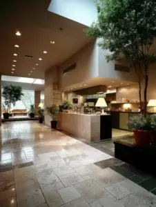 Kierownik hotelu wydawał się zdeterminowany, aby zepsuć mi miesiąc miodowy, ale gdy wkradłam się do jego pokoju, dowiedziałam się wszystkiego — Historia dnia