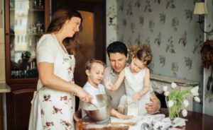 Teściowa wyrzuca swoje dziecko z domu; po latach widzi je grzebiące w śmieciach - Historia dnia