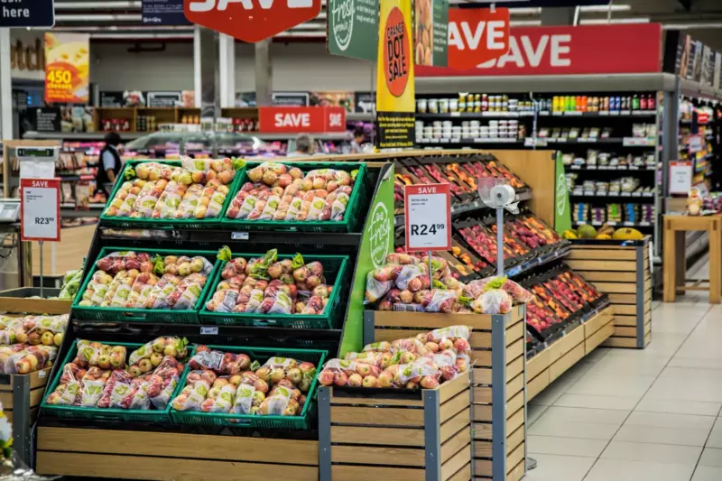 Starszy mężczyzna zwolniony 2 godziny po przyjęciu pracy w sklepie; następnego dnia otrzymuje 70 000 dolarów na leczenie żony - Historia dnia