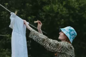 Kaplica świeciła miękkim światłem w sobotnie popołudnie