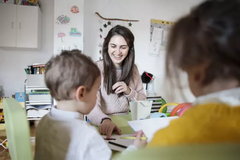 Mama odkrywa, że ​​jej syn płacze za każdym razem, gdy opiekunka odbiera go z przedszkola i postanawia pójść za nimi - Historia dnia