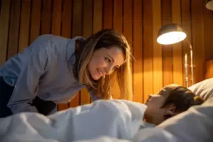 Mama odkrywa, że ​​jej syn płacze za każdym razem, gdy opiekunka odbiera go z przedszkola i postanawia pójść za nimi - Historia dnia