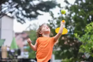 Mama odkrywa, że ​​jej syn płacze za każdym razem, gdy opiekunka odbiera go z przedszkola i postanawia pójść za nimi - Historia dnia